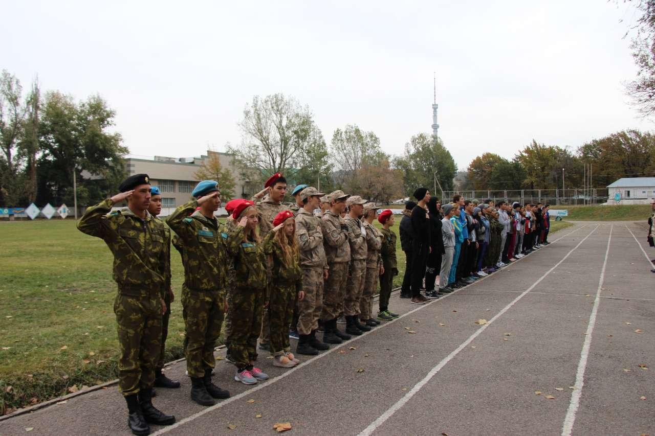 Бақылау бекетіндегі жастар
