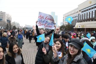 Сотни человек пришли на городскую площадь столицы в поддержку ее переименования