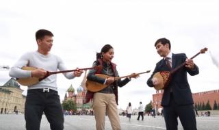 Казахстанцы сыграли на домбре на Красной площади в Москве