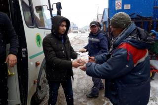 Кызылординская молодежь накормила рабочих на улицах