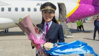 В Монголии молодая девушка стала пилотом гражданской авиации