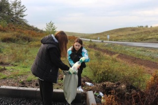 30 молодых активистов провели субботник по очистке сакральных территорий Каркаралинска  