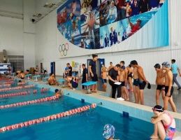 Плавание вместо наркотиков - соревнования для подростков провели жамбылские полицейские