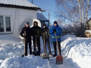 «30 добрых дел»: волонтеры Сандыктауского района помогают пенсионерам расчищать дворы от снега