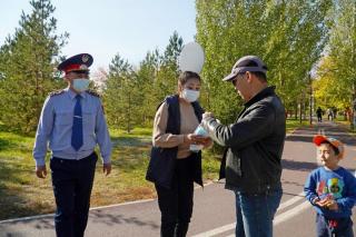 Не пренебрегать правилами карантина призвали волонтеры жителей Нур-Султана