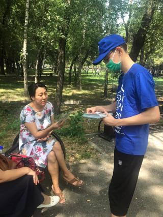 В Жетысуйском районе прошла акция по раздаче информационных листовок "5 золотых правил, чтобы не заразится COVID-19"