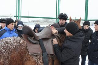 Жымпитылық жастар ат ерттеу шеберлік сағатына қатысты