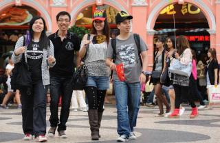 Китайскую молодежь больше всего интересуют темы образования и занятости на предстоящих "двух сессиях" - опрос